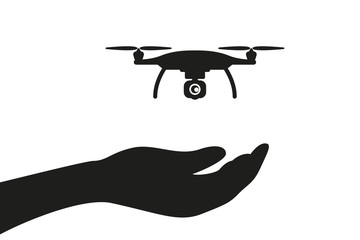Obraz premium Person lässt drohne fliegen