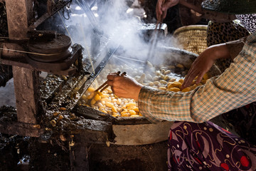 Scroll silk raw, unprocessed silk yarn from yellow cocoons of the silk worm