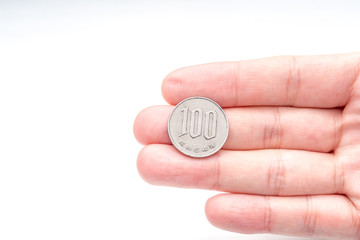 100円玉 / 日本の硬貨 白背景