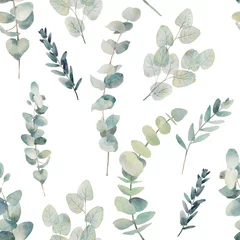 Behang Aquarel eucalyptus takken naadloze patroon. Handgeschilderde bloemen textuur met plant objecten op witte achtergrond. Natuurlijk behang © ldinka