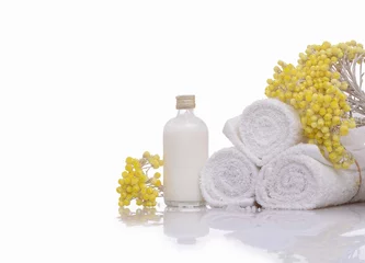 Foto op Canvas Producten voor spa-handdoek, spa-olie, tak gele bloem © Mee Ting
