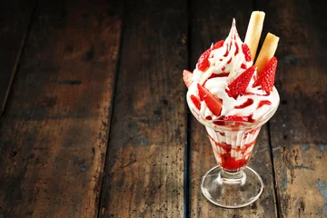 Gardinen Vanilla ice-cream and fresh strawberry sundae © exclusive-design