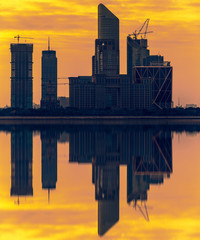 Obraz premium Silhouttle of cityscape along riverside.