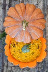 Risotto alla crema di zucca aromatizzata con salvia, burro e aglio con funghi 