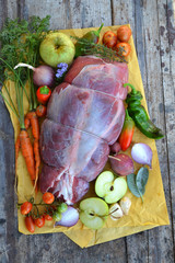 Stracotto di manzo alle mele, cipolle rosse, carote, pomodorini, peperoni ed erbe aromatiche