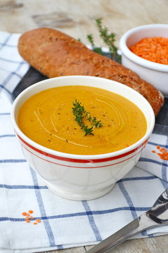 Vellutata di lenticchie rosse e carote aromatizzata al timo