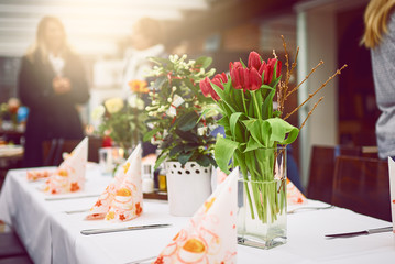 Naklejka na ściany i meble Eine Vase mit frischen Blumen auf dem Tisch