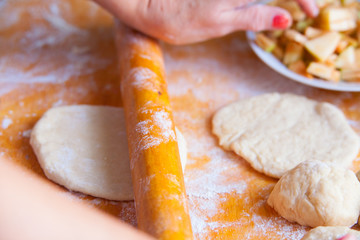 Cook pies from fresh apples and dough