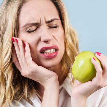 Woman Feels Toothpain Because Of Sensitive Gums.