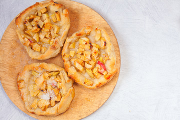 Cook pies from fresh apples and dough