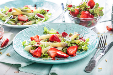 Spargelsalat mit erdbeeren