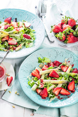 Spargelsalat mit erdbeeren