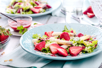 Spargelsalat mit erdbeeren