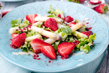 Spargelsalat mit erdbeeren