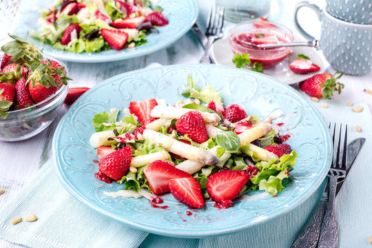 Spargelsalat mit erdbeeren
