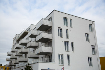 Obraz premium Moderne Hausreihe, bunte Hausreihe, schöne Hausreihe in München, Wohnhaus, Wohnhaus