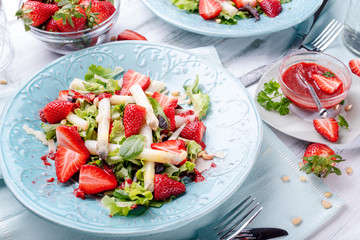 Spargelsalat mit erdbeeren