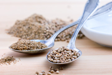 raw and crushed coriander
