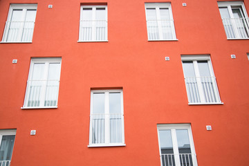 Fototapeta na wymiar rote Fassade, modern
