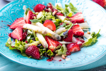 Spargelsalat mit erdbeeren