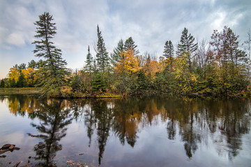 Fototapeta na wymiar Fall foliage lakeside