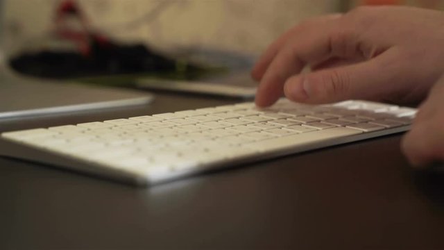 Клавиатура. Печатание текста крупным планом с малой глубиной резкости