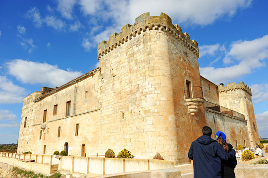Pareja en el Castillo del Buen Amor, Topas, provincia de Salamanca, Espa&ntilde;a