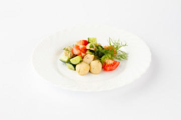 Салат из куриного филе, помидорами, огурцами, зеленью и маринованными грибами.