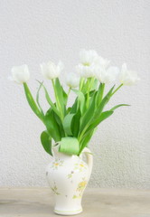 bouquet de tulipes blanches dans vase déco