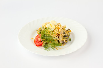Салат из куриного филе  с картофелем, сыром, помидором, огурцом, шампиньонами, зеленью и перепелиным яйцом заправленный майонезом.