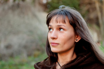Naklejka premium Beautiful brunette woman in the park