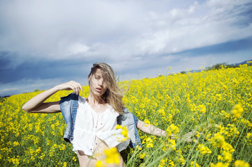 Fototapeta premium ragazza tra i fiori gialli