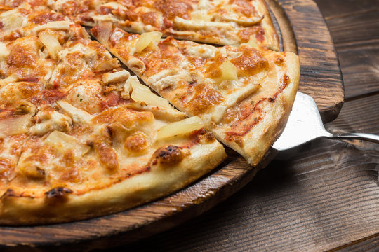 Pizza with Chicken Breast, Pineapple and Mozzarella Cheese