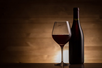 赤ワインとワインボトル