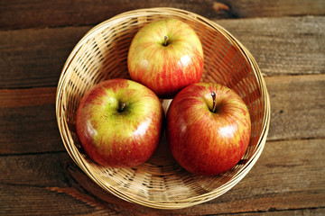 red apples