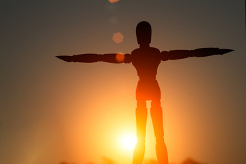 Fototapeta premium wood robot in Morning sun yoga