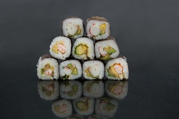 Fototapety  Stos sushi na czarnym tle