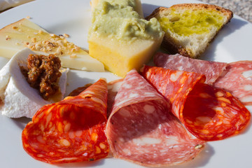 Antipasto di montagna con vari tipi di salami, polenta con purea di fave, bruschetta con olio...