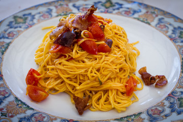 Pasta fatta in casa con pomodoro tipo pachino, pancetta croccante formaggio pecorino e pepe