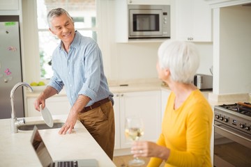 Obraz premium Happy senior couple in kitchen 