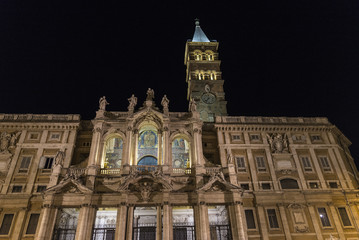 Fototapeta premium Basilica di Santa Maria Maggiore at night in Rome, Italy.