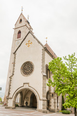 Obraz premium Marling, Dorf, Kirche, Dorfkirche, Kirchplatz, Vinschgau, Waalweg, Marlinger Waalweg, Wanderweg, Meran, Frühling, Italien