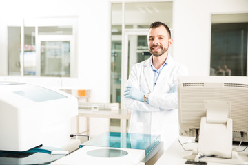 Obraz premium Male chemist working in a modern lab