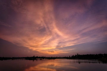 Obraz premium Sunset with reflection on the lake