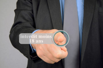 Homme appuyant sur le bouton interdit moins 18 ans