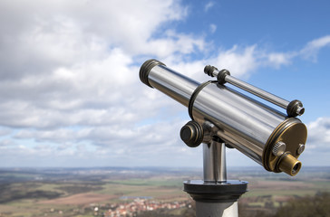 Metallisches Fernglas oder Binokular  zum beobachten auf einer touristischen Sehenswürdigkeit