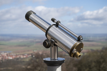 Fernrohr auf Landschaft gerichtet