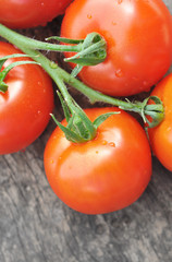 gros plan sur belle tomates mouillées sur planche en bois 