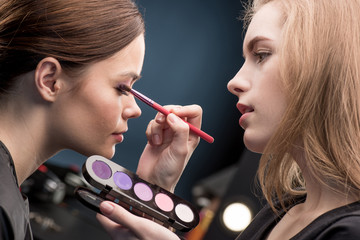 Obraz premium Make-up artist applying eyeshadow