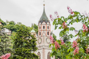 Obraz premium Meran, Altstadt, Stadt, Kirche, St. Nikolaus, Pfarrkirche, Stadtzentrum, Altstadthäuser, Frühling, Vinschgau, Südtirol, Italien